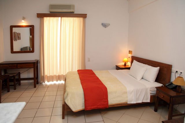 Ari Velouchioti 7: Batis Hotel