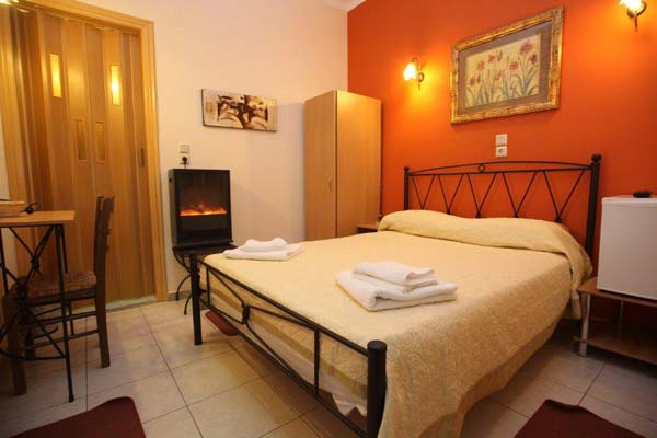 Perama: Exarchos Rooms