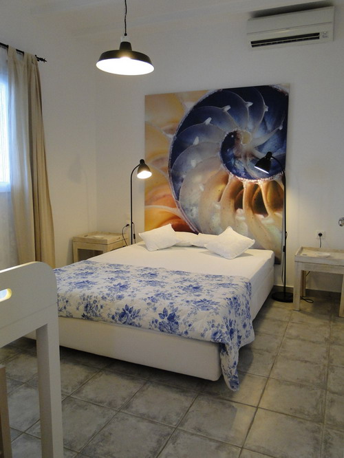 ANTIPAROS: MIKE'S PLACE